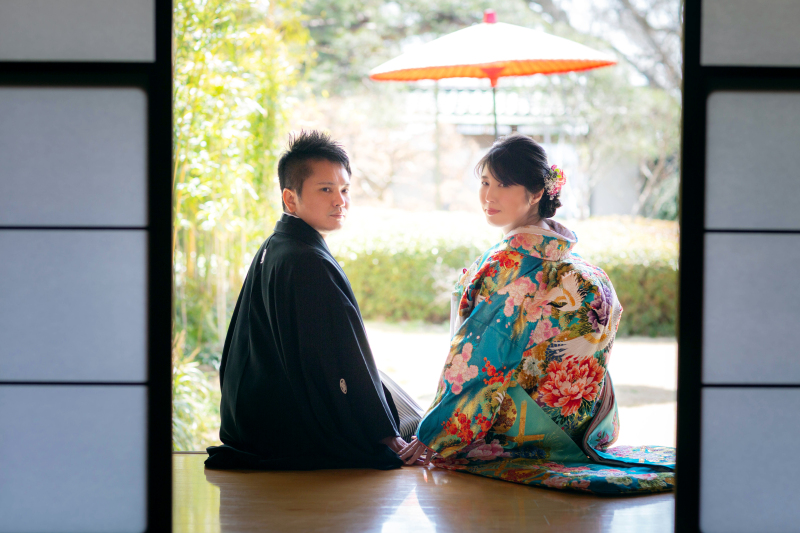 縁側に座って振り向き。