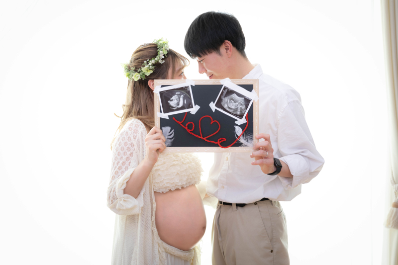 ボードに隠れて見つめ合う2人。