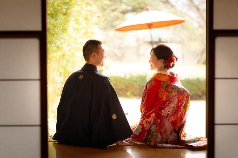 縁側に腰掛けて。