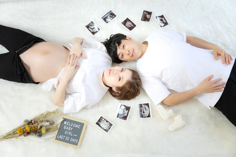 エコー写真・ボード・花束・ベビー靴に囲まれて。