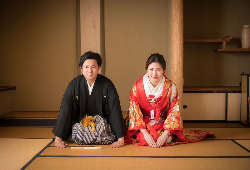 涼しい和室内での正座姿