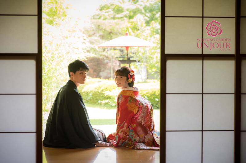 和室の縁側で。