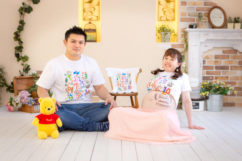 お揃いのTシャツで笑顔のマタニティフォト☆