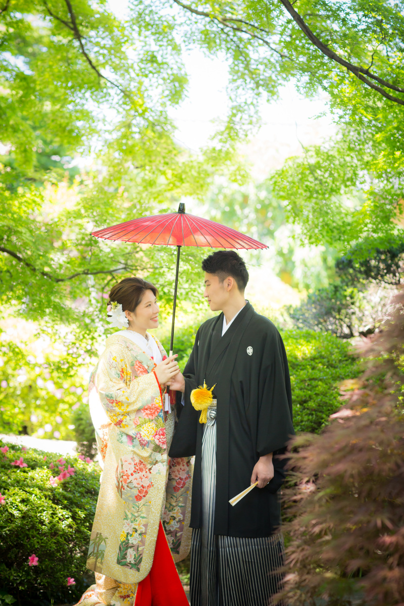 ツツジ咲く庭園で