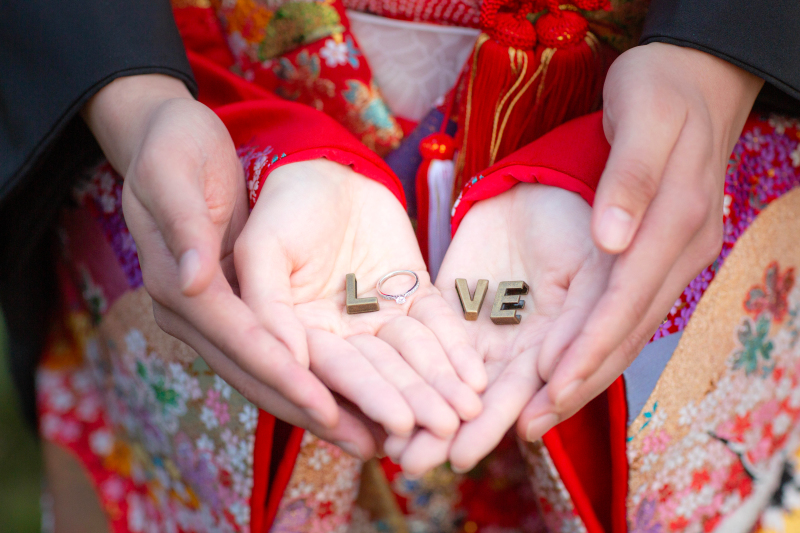「LOVE」のOを指輪で…。