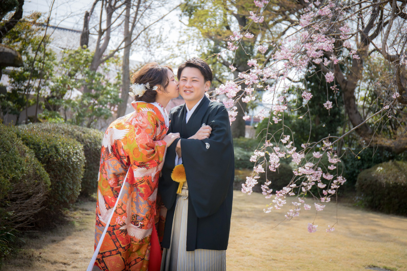 背伸びをして。