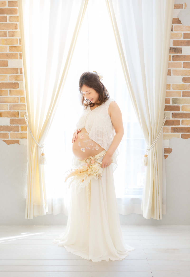 お腹に手を当てて