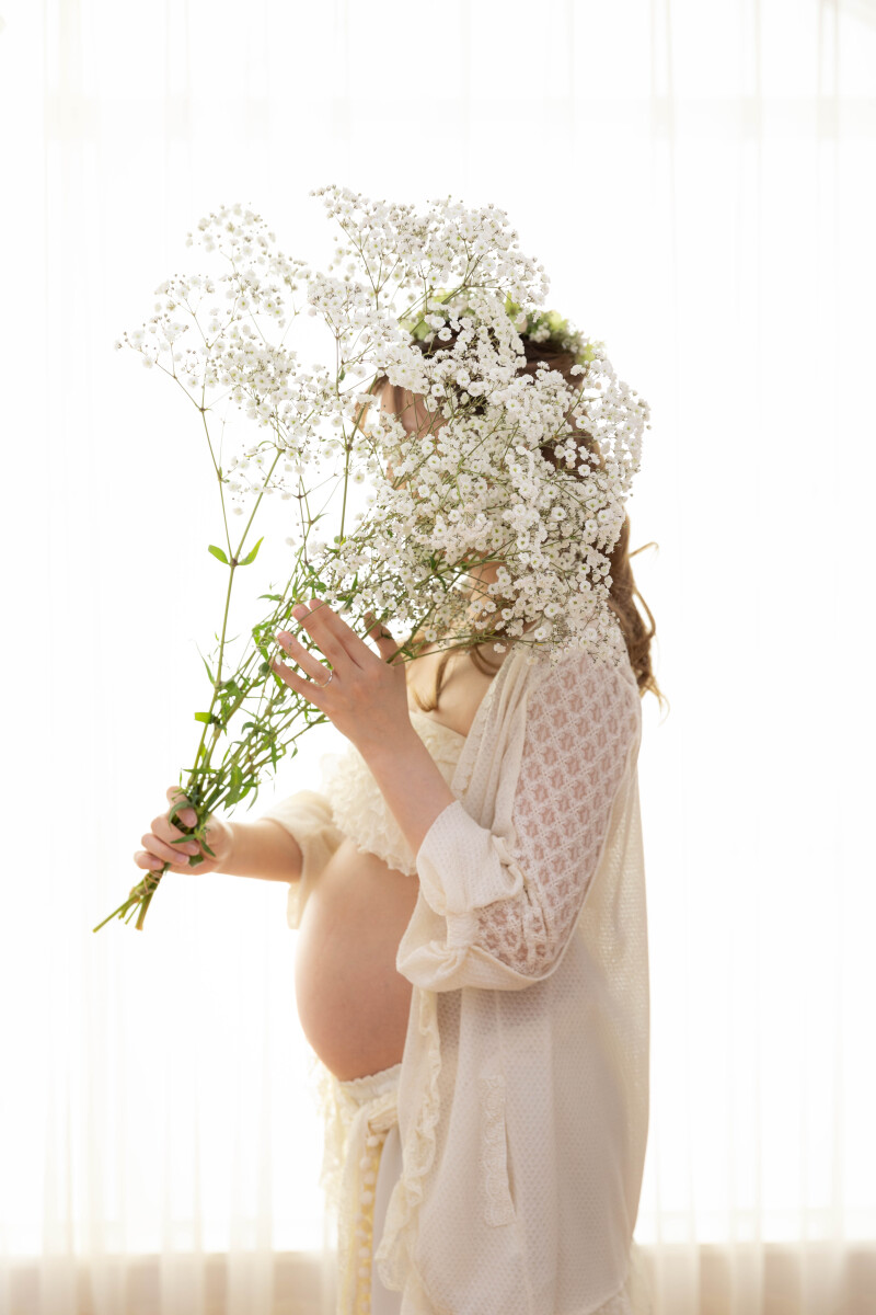 カスミソウにそっと隠れて…