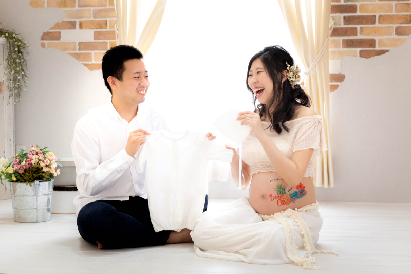 可愛いベビー服を持ってお話中♪