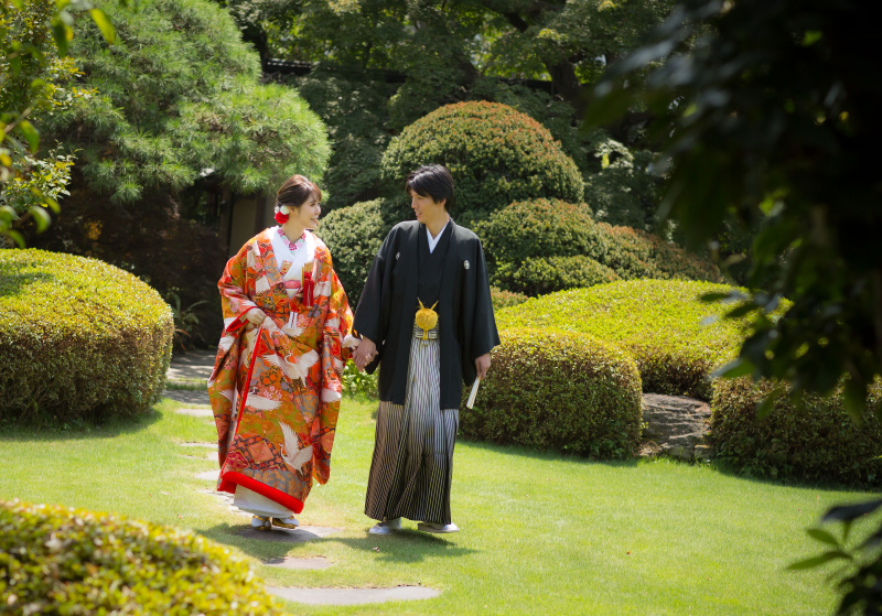 手をつないで 日本庭園をお散歩。
