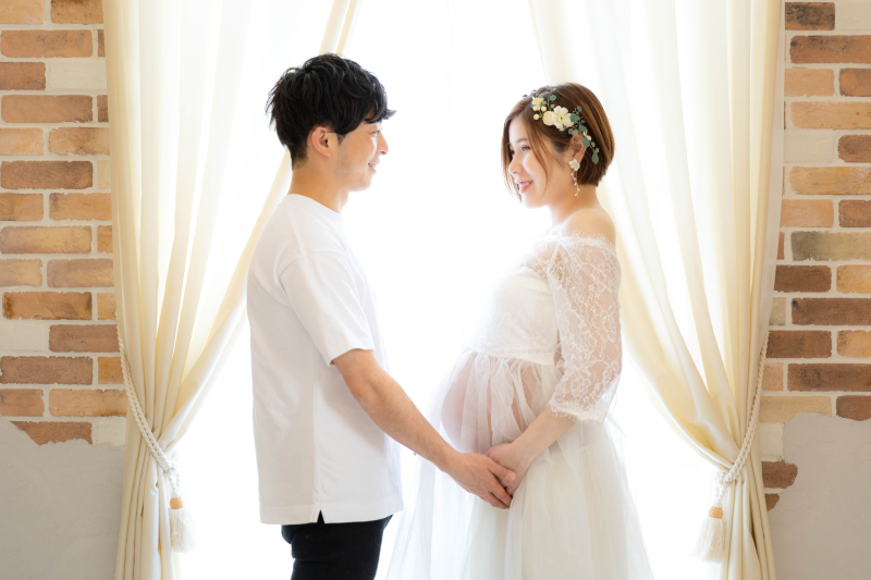 2人でお腹にそっと手を当てて。