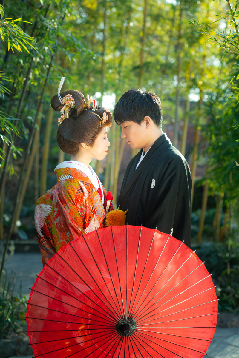 一本の傘を二人で…。