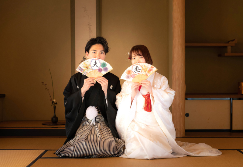 夫婦扇子にそっと隠れて…人気の和室で撮影♪