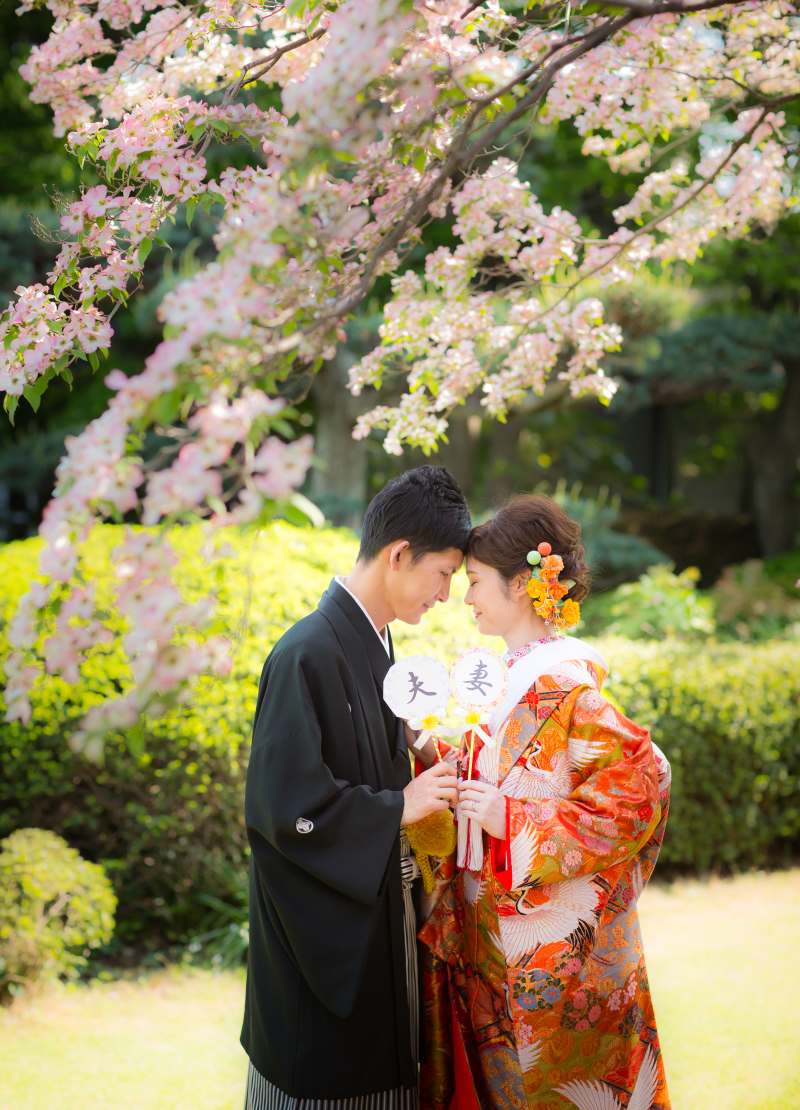 新緑の日本庭園でハナミズキの木の下で