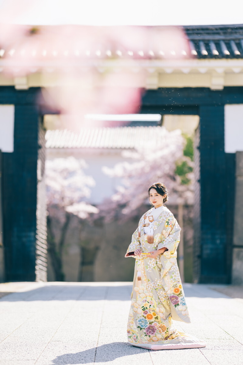 淡い色の色打掛をスタイリング