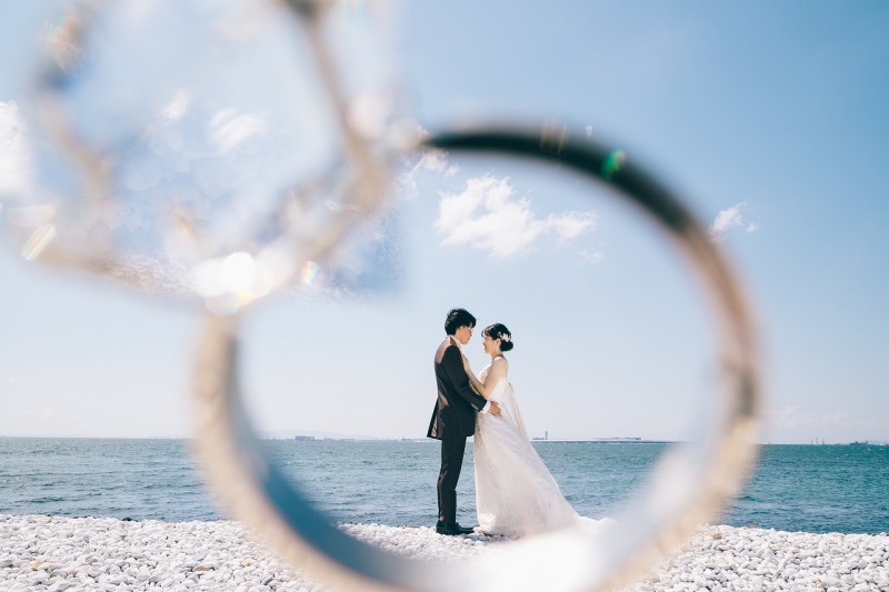 指輪の中にいる2人