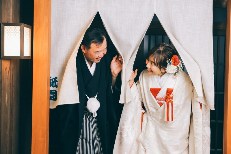 のれんからチラッと!