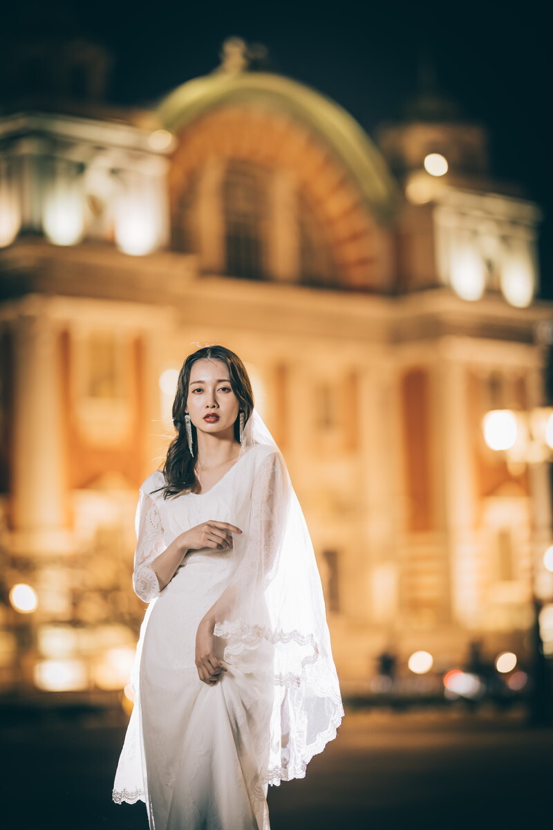 灯りに照らされる美しいベールを纏って