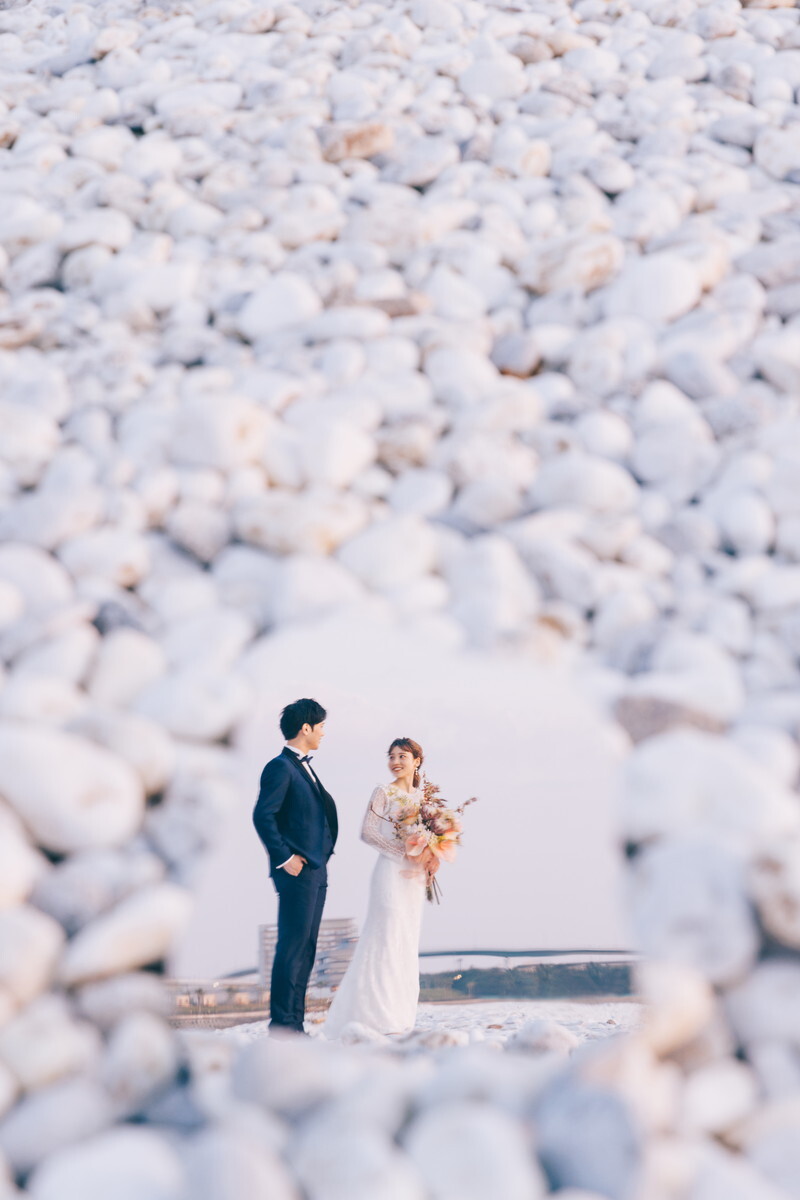 白い大理石と鏡でお洒落な結婚写真