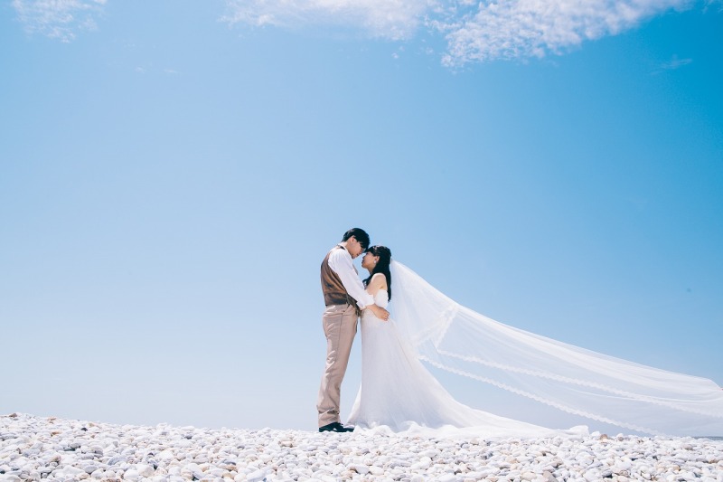 壮大な空と敷き詰められた大理石