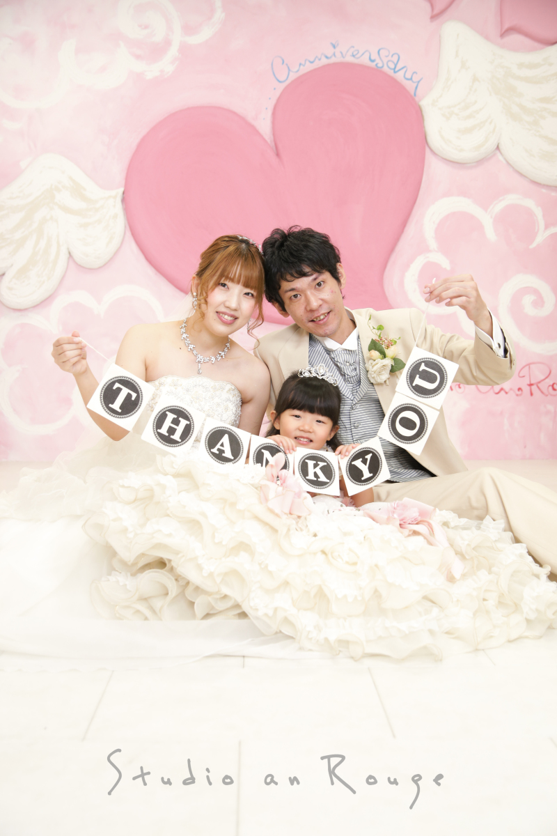 ハートの前でにっこり