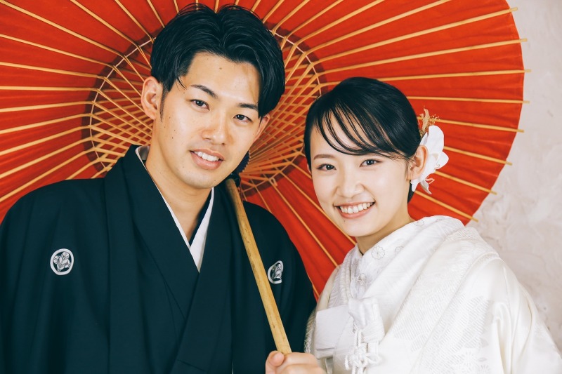 和傘を使ったお2人の笑顔が映えるショット