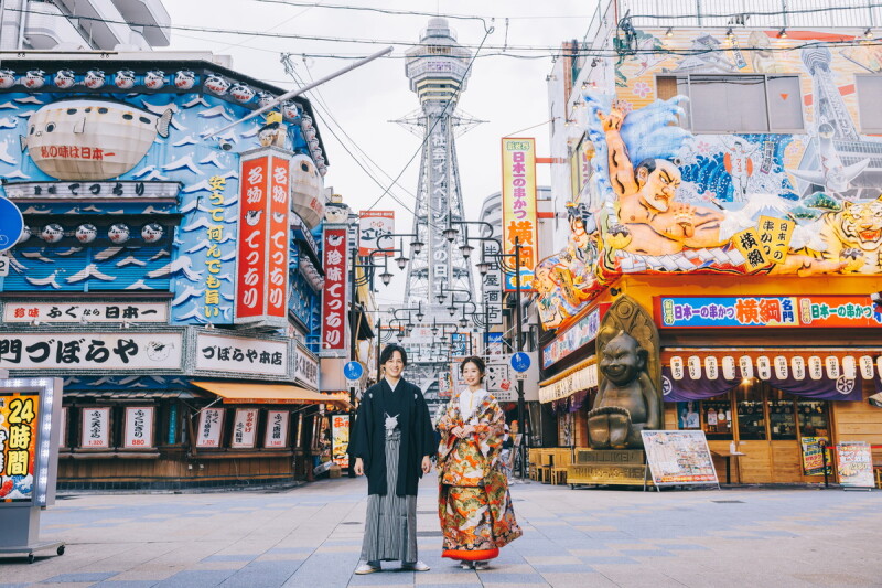 そびえ立つ通天閣がダイナミックなダウンタウン