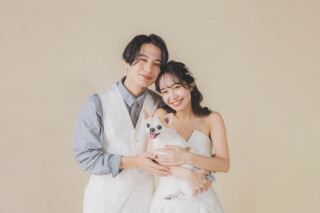 大切なペットと一緒に結婚写真を