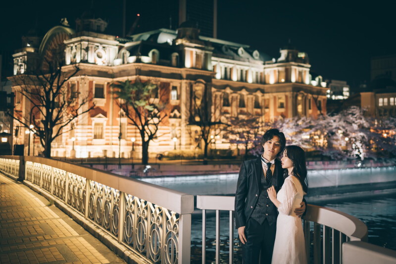 ライトアップされた建造物をバックにナイトフォト