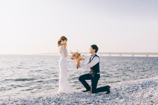 スタジオアンルージュなんばOCAT店_マーブルビーチで潮風を感じる爽やかな結婚写真を