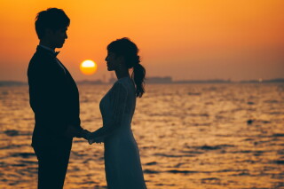 スタジオアンルージュなんばOCAT店_マーブルビーチで潮風を感じる爽やかな結婚写真を