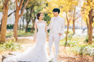 スタジオアンルージュなんばOCAT店_大阪城公園で秋の彩りに囲まれたウェディングフォト