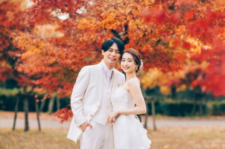 スタジオアンルージュなんばOCAT店_大阪城公園で秋の彩りに囲まれたウェディングフォト
