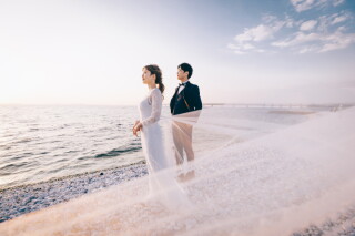 スタジオアンルージュなんばOCAT店_マーブルビーチで潮風を感じる爽やかな結婚写真を