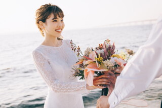 スタジオアンルージュなんばOCAT店_マーブルビーチで潮風を感じる爽やかな結婚写真を