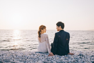 スタジオアンルージュなんばOCAT店_マーブルビーチで潮風を感じる爽やかな結婚写真を