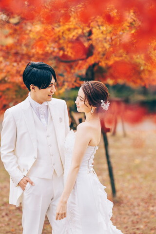 スタジオアンルージュなんばOCAT店_大阪城公園で秋の彩りに囲まれたウェディングフォト