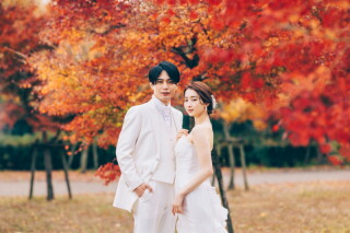スタジオアンルージュなんばOCAT店_大阪城公園で秋の彩りに囲まれたウェディングフォト