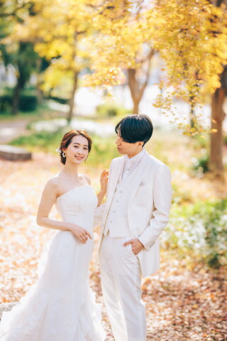 スタジオアンルージュなんばOCAT店_大阪城公園で秋の彩りに囲まれたウェディングフォト