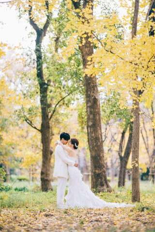スタジオアンルージュなんばOCAT店_大阪城公園で秋の彩りに囲まれたウェディングフォト