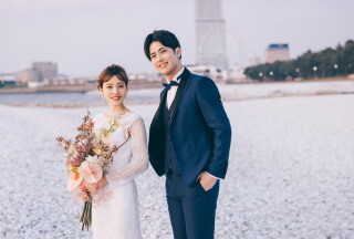 スタジオアンルージュなんばOCAT店_マーブルビーチで潮風を感じる爽やかな結婚写真を