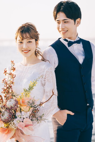 スタジオアンルージュなんばOCAT店_マーブルビーチで潮風を感じる爽やかな結婚写真を