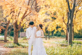 スタジオアンルージュなんばOCAT店_大阪城公園で秋の彩りに囲まれたウェディングフォト
