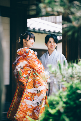 富田林寺内町ロケでは和装が似合う建物の仲での撮影でした。新郎新婦様と一緒にこんなポーズをやってみよう！と盛り上がりながら撮影させていただきました。