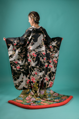 R110-黒地に金 梅に飛鶴