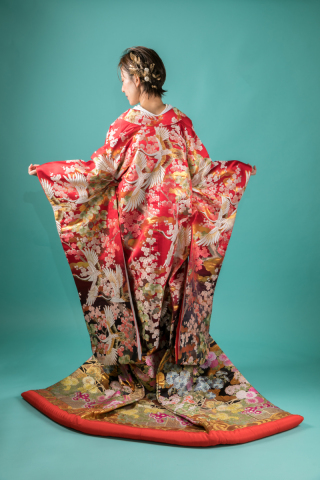 R101-赤地に黒金 鶴に梅と菊