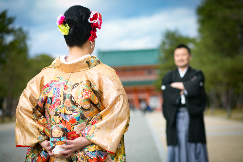 手に持っているものは・・