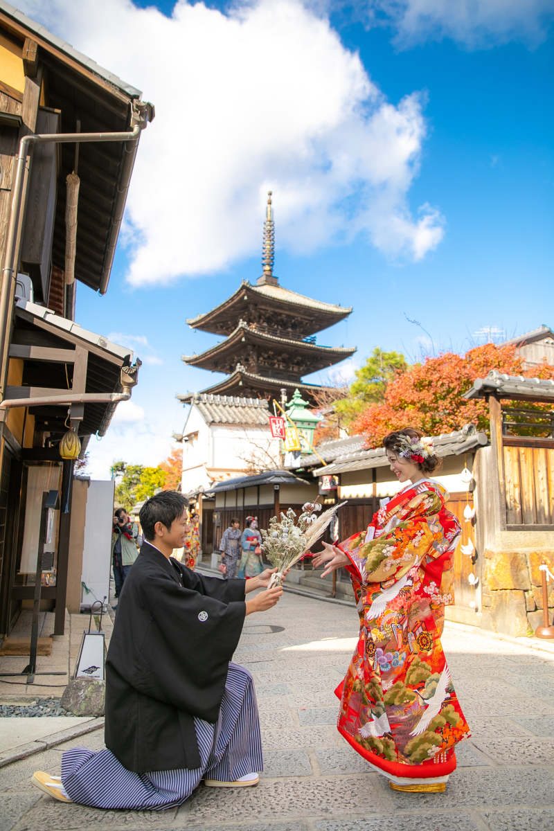 塔をバックにプロポーズ