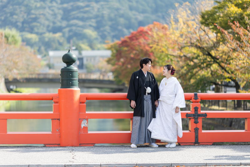 橋の上で