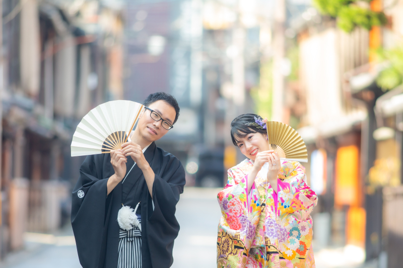 扇子でのショットも